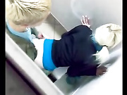 Секс в туалете с русской девочкой