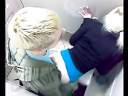 Секс в туалете с русской девочкой