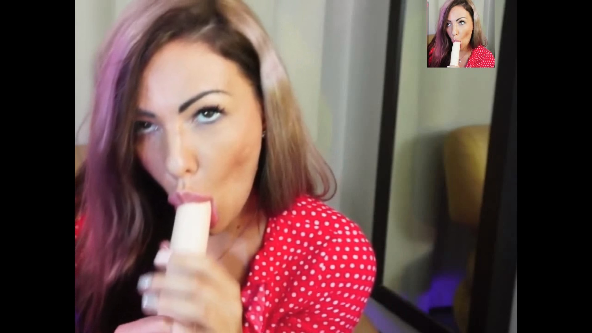 ASMR_LOVE посасывает дилдо