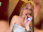 Likachkaa Отодвинула трусики рачком