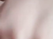 ДЕВИЦА ЛАСКАЕТ СВОЮ КИСКУ.