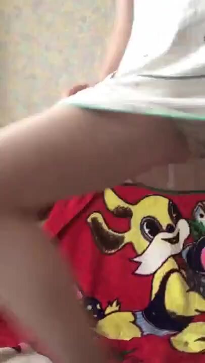 МОЛОДИНЬКАЯ МАСТУРБИРУЕТ.