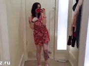 БРЮНЕТКА В ПРИМЕРОЧНОЙ.