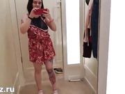 БРЮНЕТКА В ПРИМЕРОЧНОЙ.