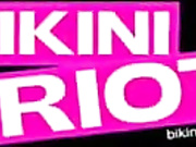 ДЕВИЦА ДРОЧИТ В БАССЕЕНИ.