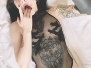 БРЮНЕТКА ДРОЧИТ.