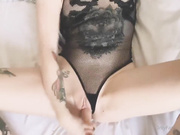 БРЮНЕТКА ДРОЧИТ.