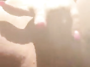 КОНЧАЕТ В МАШИНЕ.