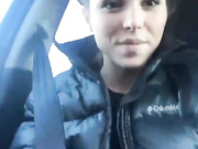 ДЕВИЦА ДРОЧИТ В МАШИНЕ.