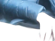 ДЕВИЦА ДРОЧИТ В МАШИНЕ.