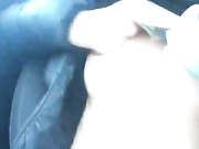 ДЕВИЦА ДРОЧИТ В МАШИНЕ.