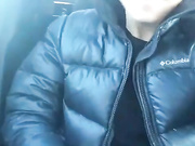 ДЕВИЦА ДРОЧИТ В МАШИНЕ.