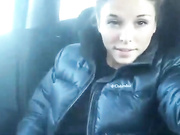 ДЕВИЦА ДРОЧИТ В МАШИНЕ.