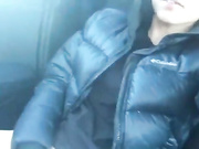 ДЕВИЦА ДРОЧИТ В МАШИНЕ.