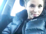 ДЕВИЦА ДРОЧИТ В МАШИНЕ.