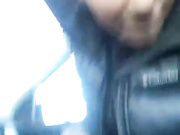 ДЕВИЦА ДРОЧИТ В МАШИНЕ.