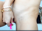 LuvC играет с киской