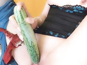 ДРОЧИТ ОГУРЦОМ