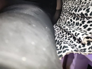 У девушки под юбкой