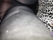 У девушки под юбкой