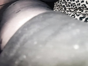 У девушки под юбкой