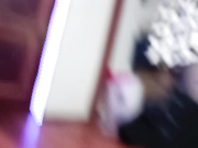 У девушки под юбкой