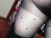 У девушки под юбкой