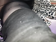 У девушки под юбкой