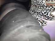 У девушки под юбкой