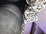 У девушки под юбкой