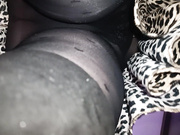 У девушки под юбкой