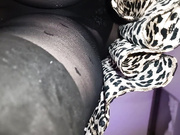 У девушки под юбкой