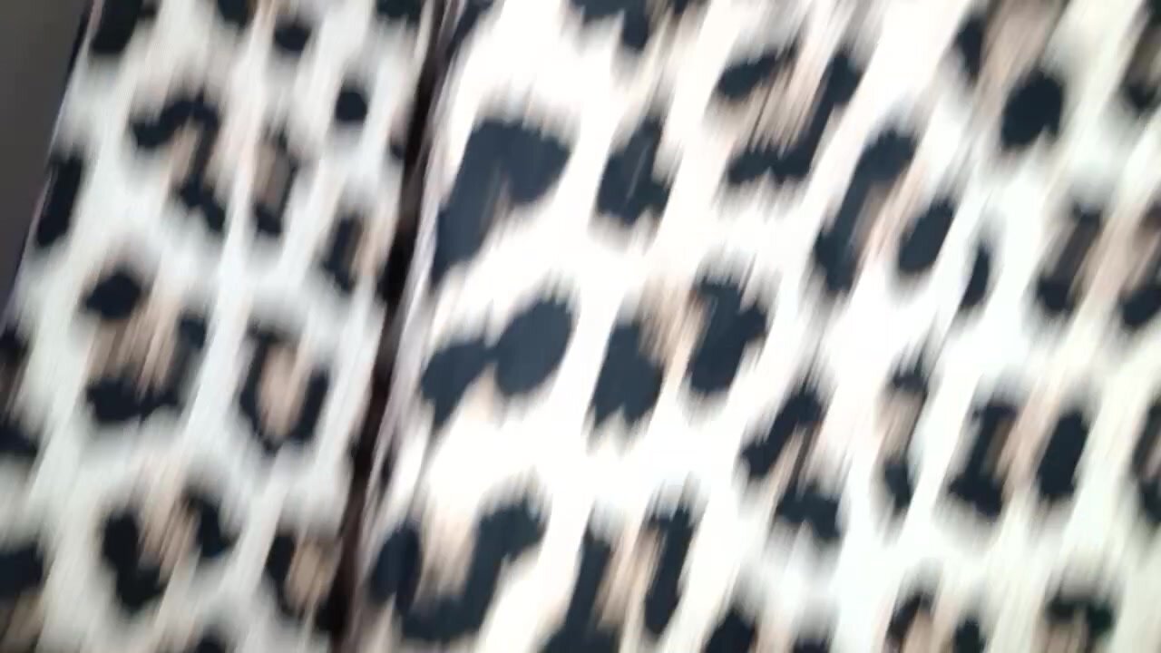 У девушки под юбкой