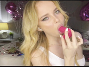 YourEva сосет леденец в виде члена