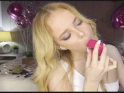 YourEva сосет леденец в виде члена