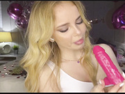 YourEva сосет леденец в виде члена