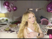 YourEva сосет леденец в виде члена