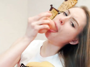 Roxxxane делает глубокий минет