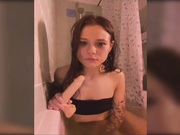 Valeriankaa в ванной с дилдо