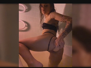 Valeriankaa в ванной с дилдо-2