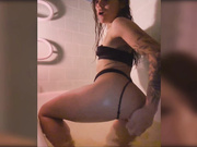 Valeriankaa в ванной с дилдо-2