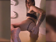 Valeriankaa в ванной с дилдо-2