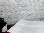 Y0urG0ddes7 красит губы