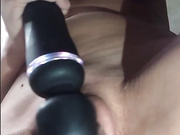 Дрочит писю