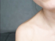 Дрочит писю