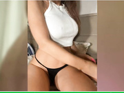 OrgazMia трахает себя с пробкой в попке