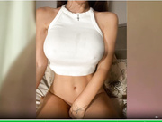 OrgazMia трахает себя с пробкой в попке