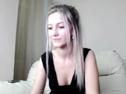 Сладко мастурбирует