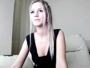 Сладко мастурбирует