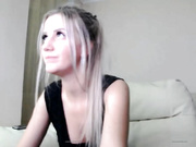 Сладко мастурбирует